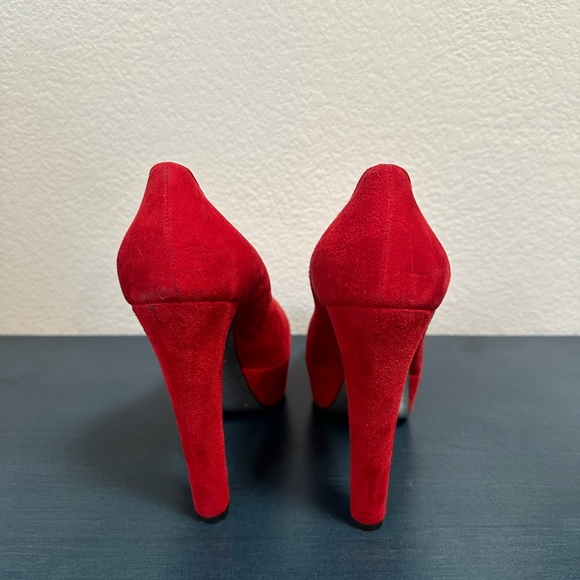 Prada - Picture 3 of 5